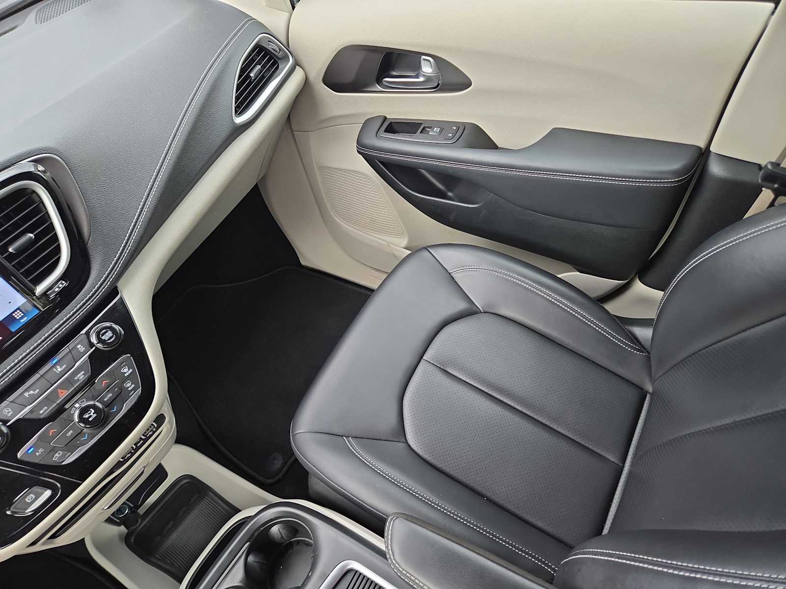 2023 Chrysler Pacifica Touring L photo 36