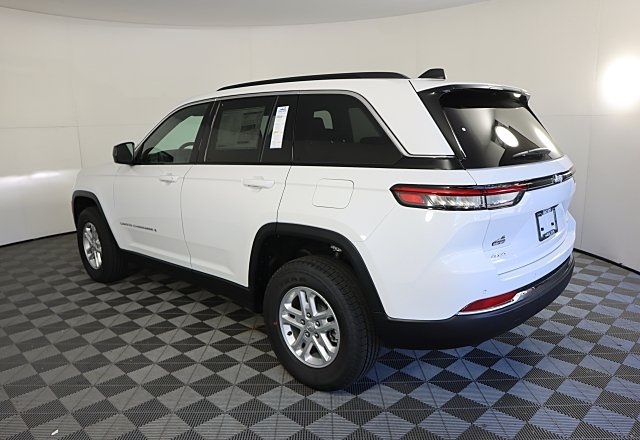 2025 Jeep Grand Cherokee Laredo photo 6