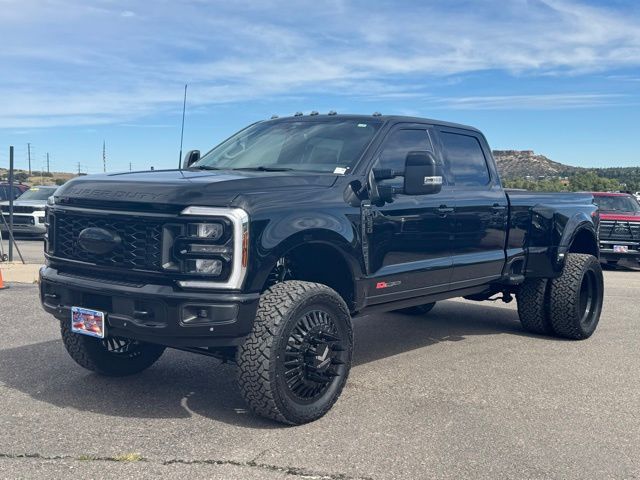 2025 Ford F-350 Super Duty Lariat's photo