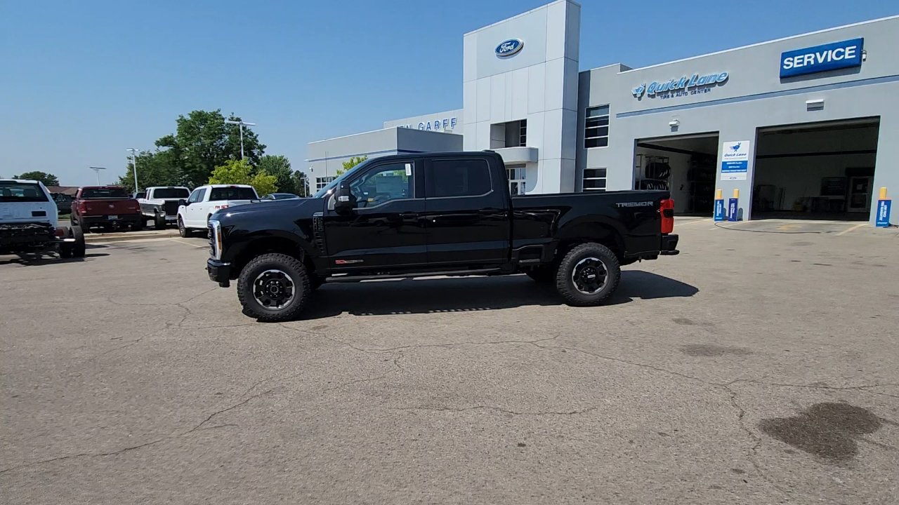2025 Ford F-250 Platinum photo 2
