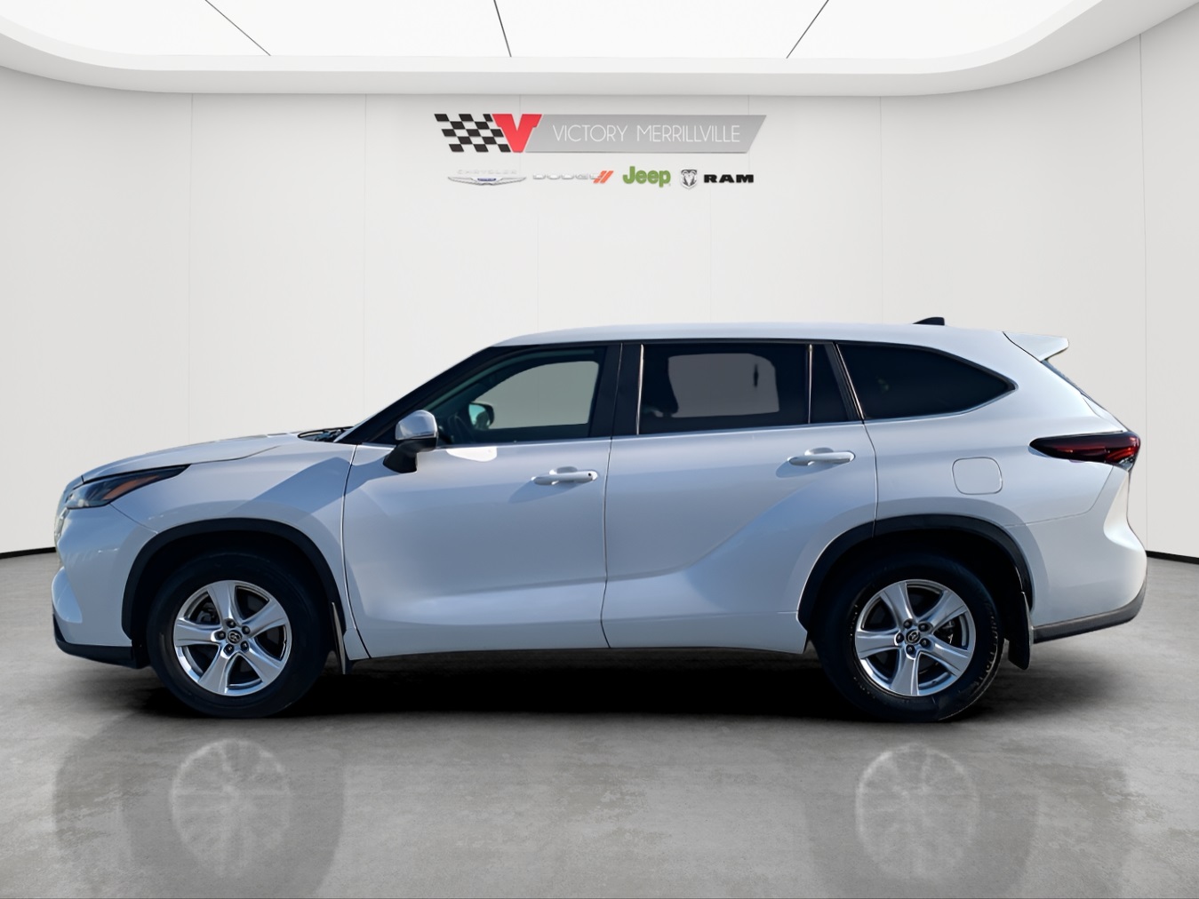 2024 Toyota Highlander LE photo 2