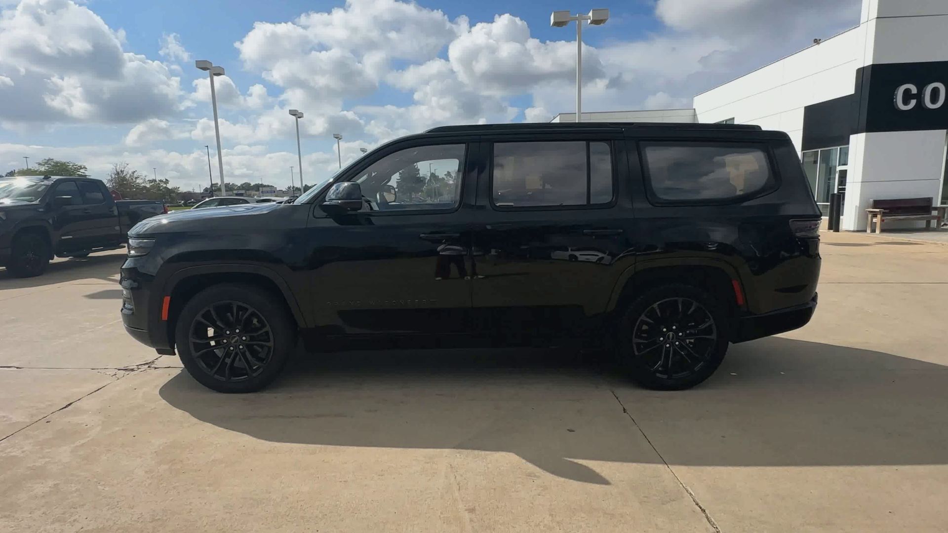 2023 Jeep Grand Wagoneer II photo 5