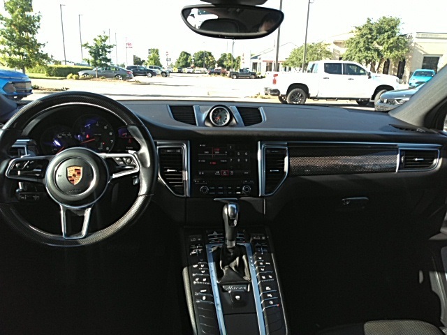 2018 Porsche Macan photo 2