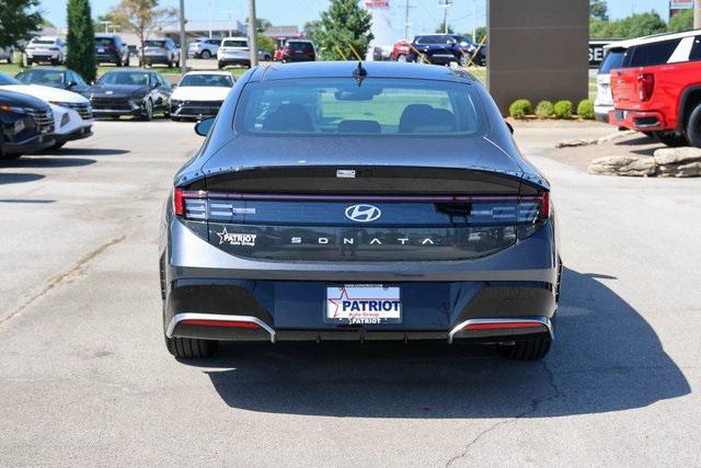New 2025 Gray Hyundai SEL Convenience image 4