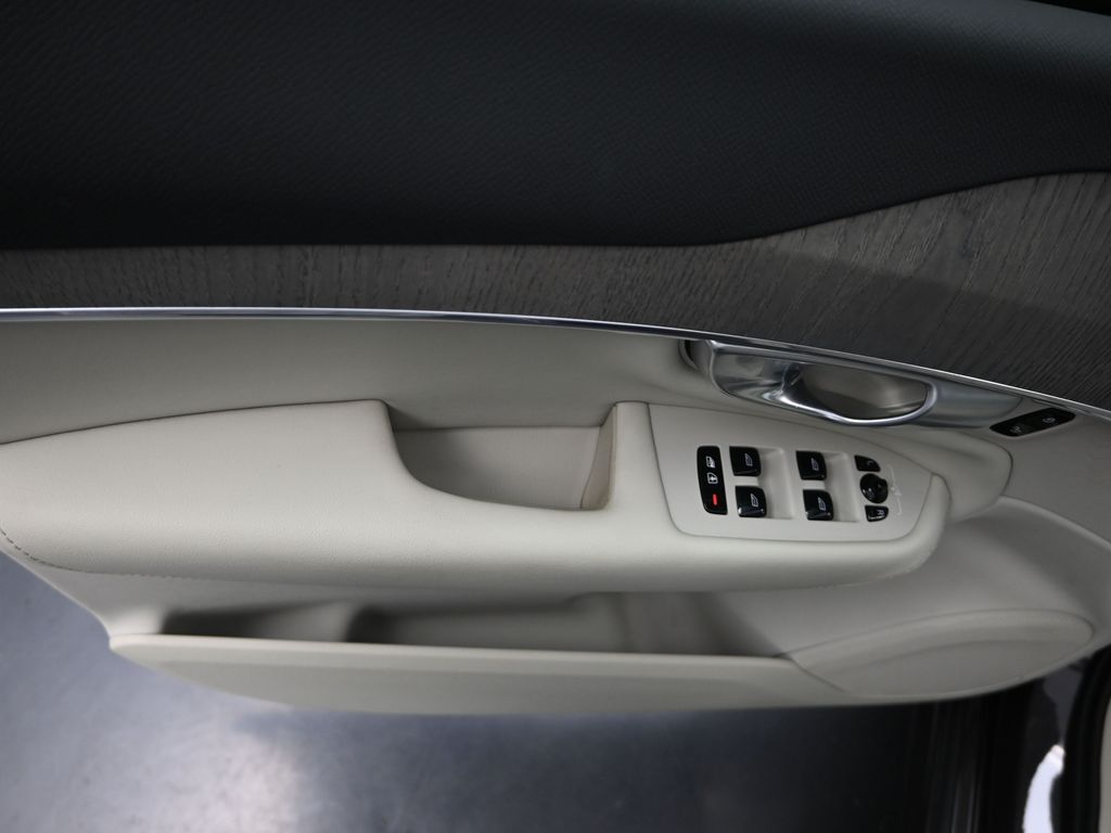 2024 Volvo XC90 T8 Plus photo 9