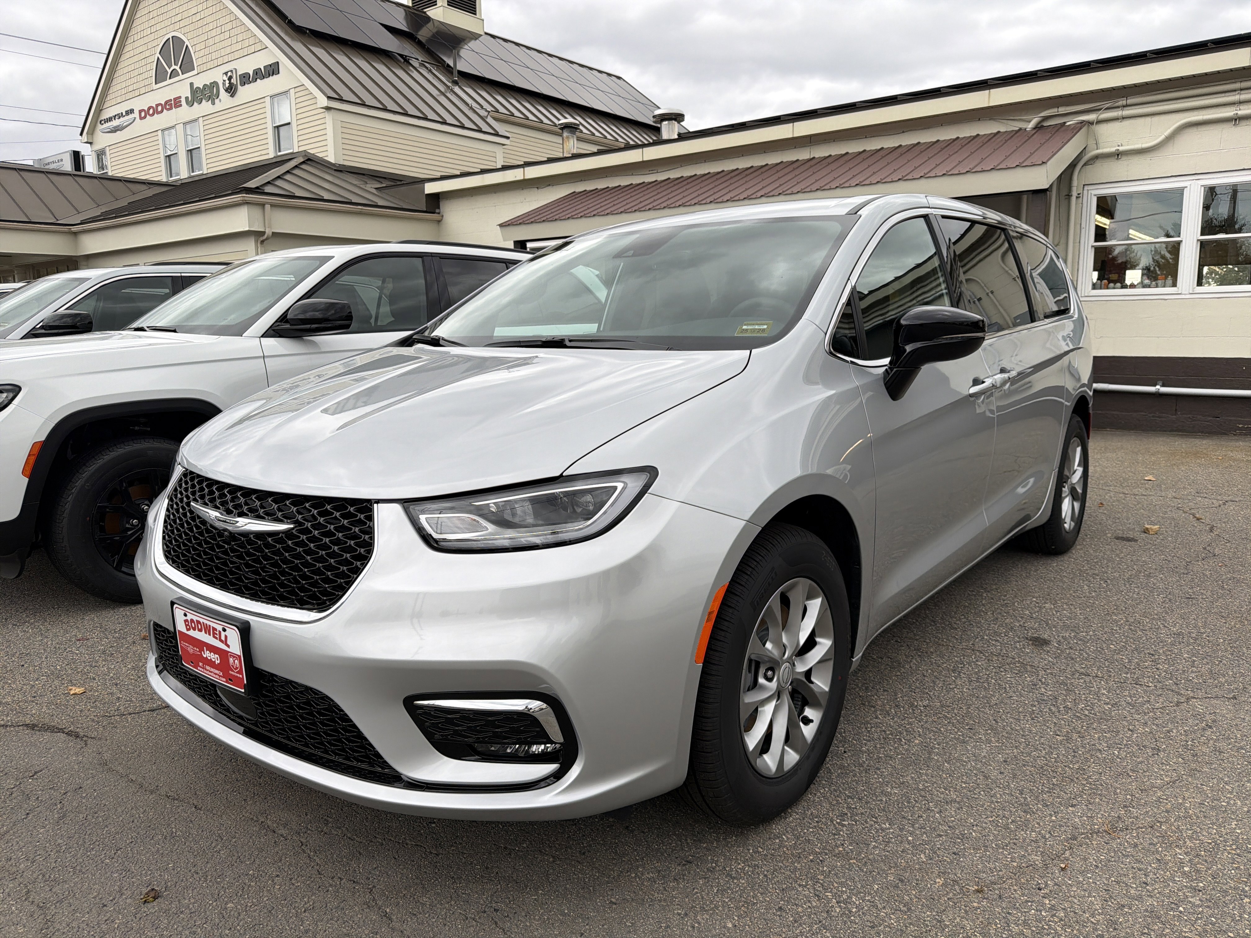 2026 Chrysler Pacifica Select's photo