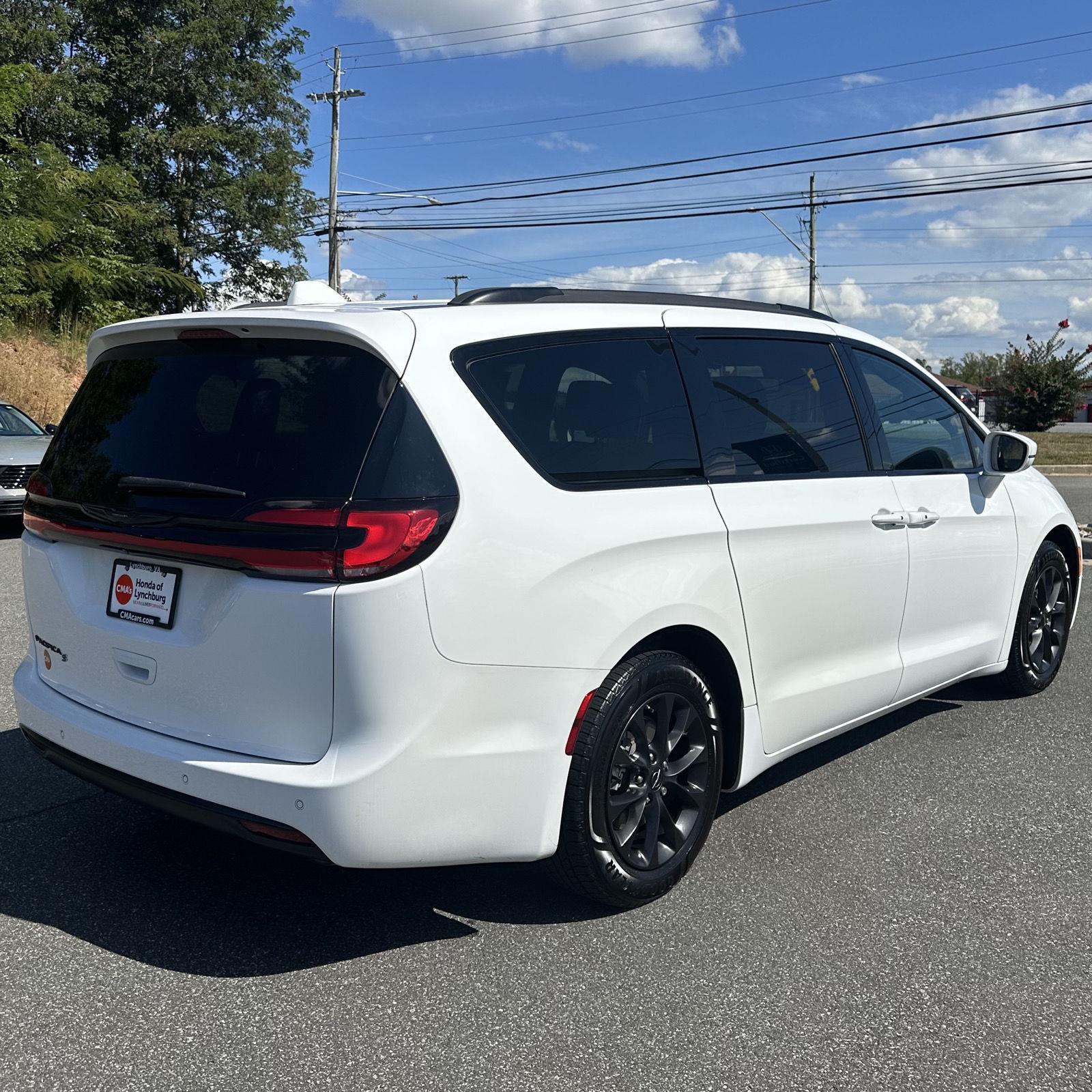2021 Chrysler Pacifica Touring L photo 3