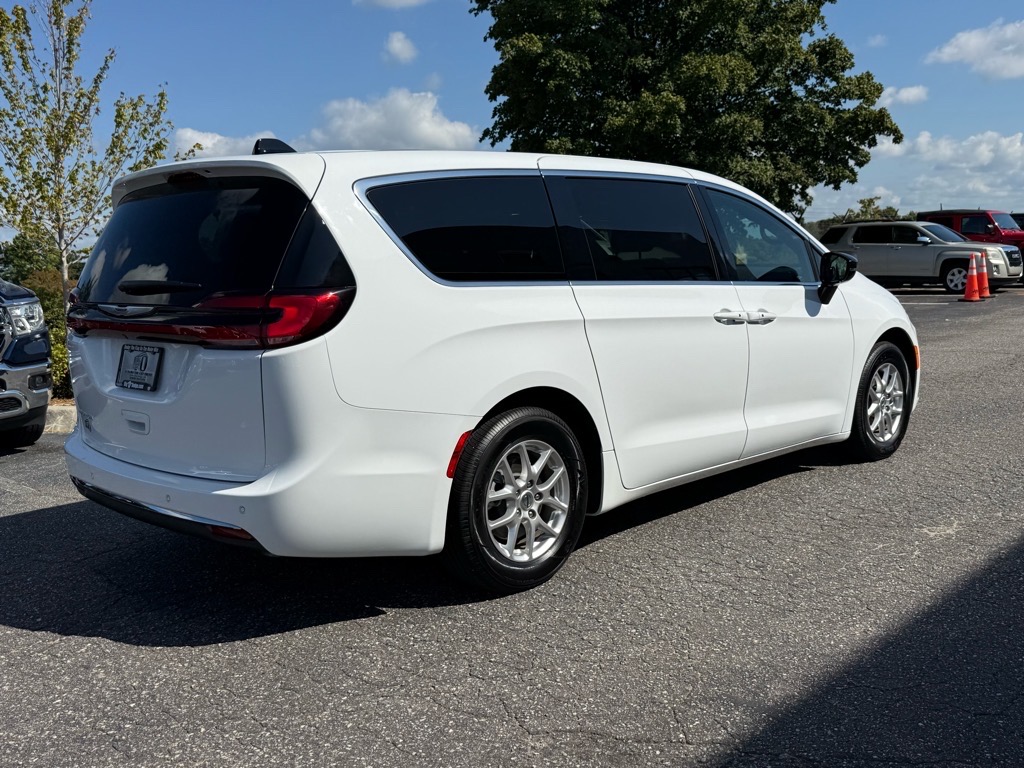 2025 Chrysler Pacifica photo 3