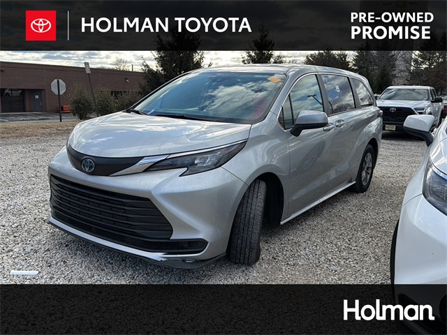 2024 Toyota Sienna LE's photo