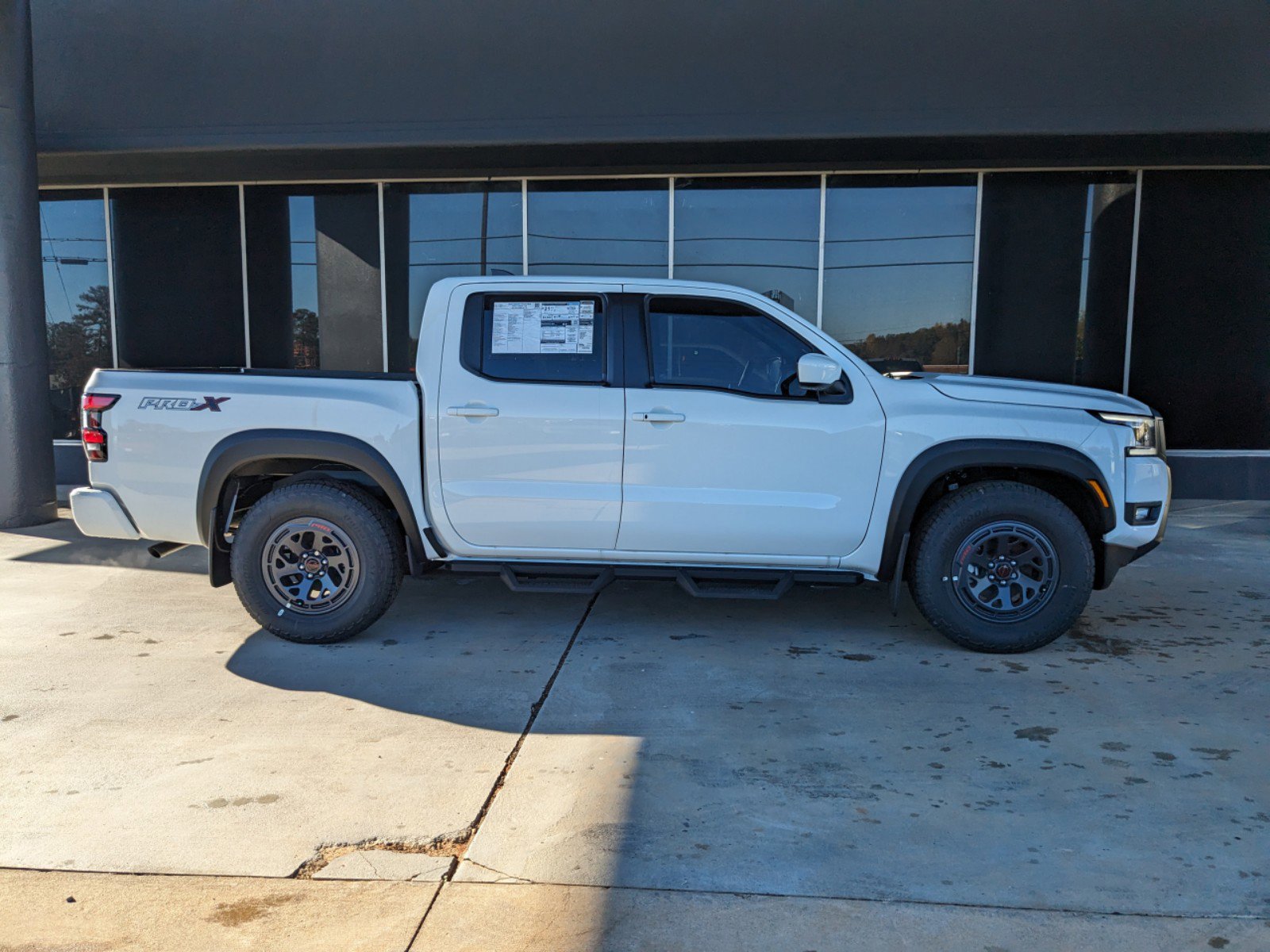 2025 Nissan Frontier Crew Cab PRO-X photo 2