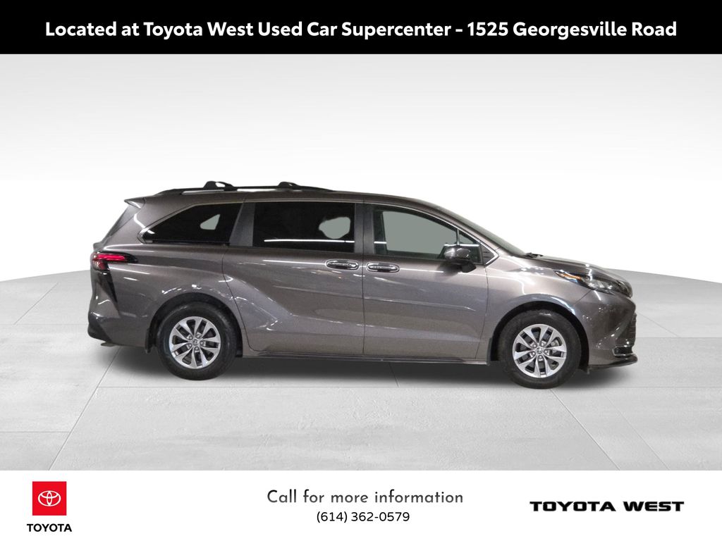 2022 Toyota Sienna XLE photo 4