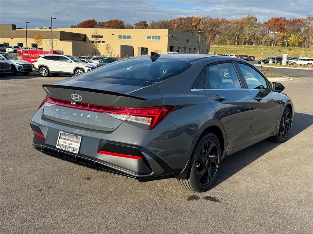 2026 Hyundai Elantra SEL Sport photo 3