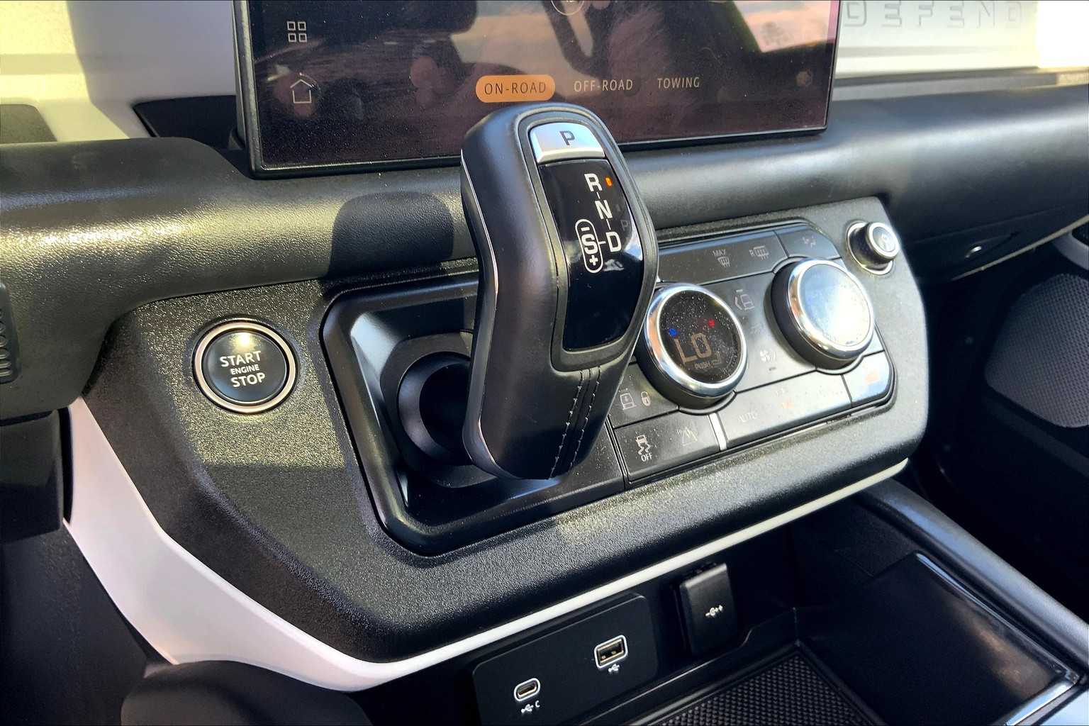 2023 Land Rover Defender SE photo 30