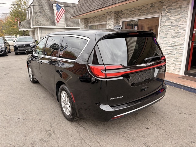 2024 Chrysler Pacifica Touring L photo 3