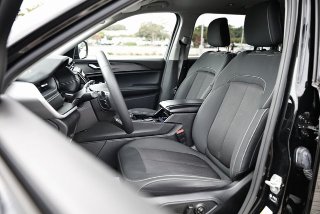 2023 Jeep Grand Cherokee Laredo photo 17