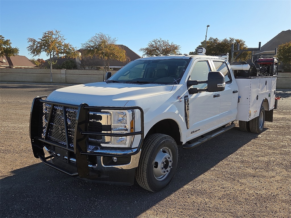 2025 Ford F-350 Super Duty Chassis Cab XL's photo