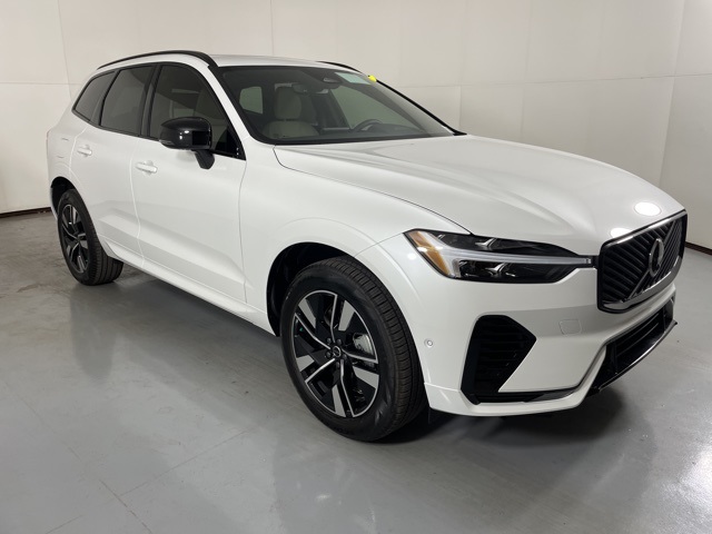2026 Volvo XC60 Plus photo 2