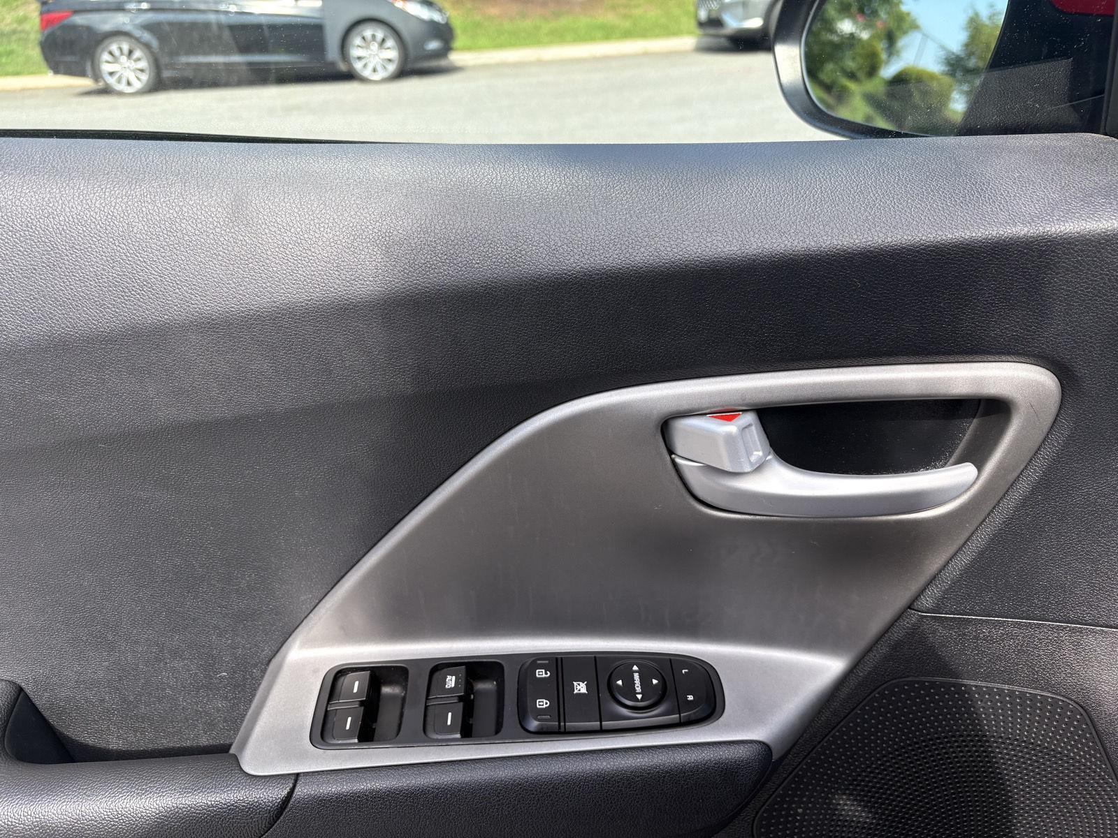 2019 Kia Niro LX photo 4