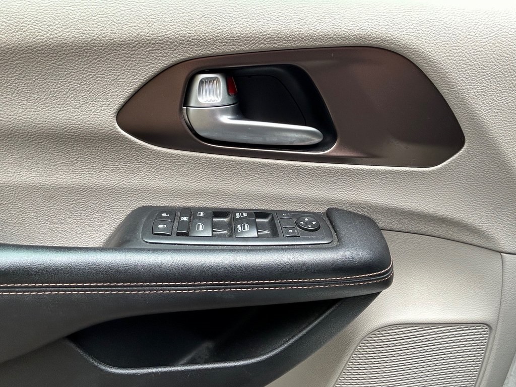 2018 Chrysler Pacifica Touring L photo 16