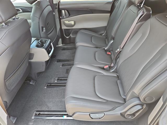 2026 Kia Carnival LXS photo 14