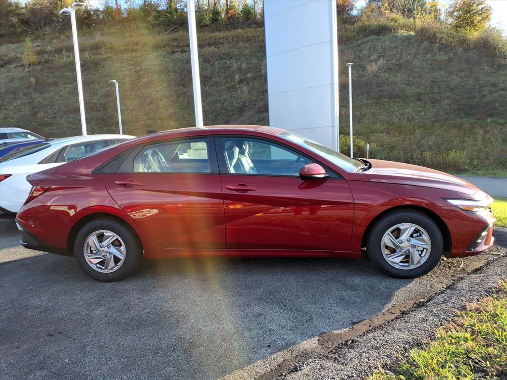 2025 Hyundai Elantra SE photo 2