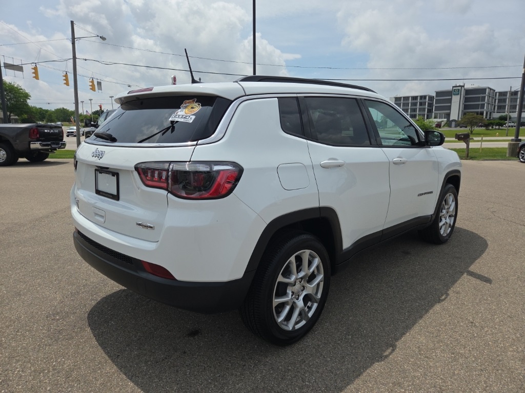 2024 Jeep Compass Latitude Lux photo 7