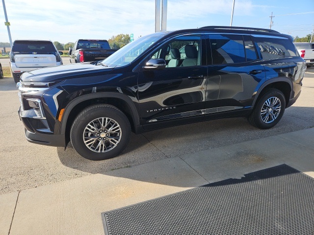 2026 Chevrolet Traverse 2LT photo 2