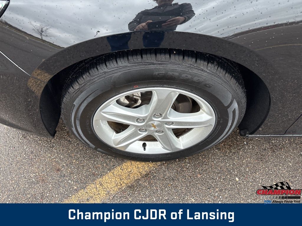 2023 Chevrolet Malibu 1LT photo 2