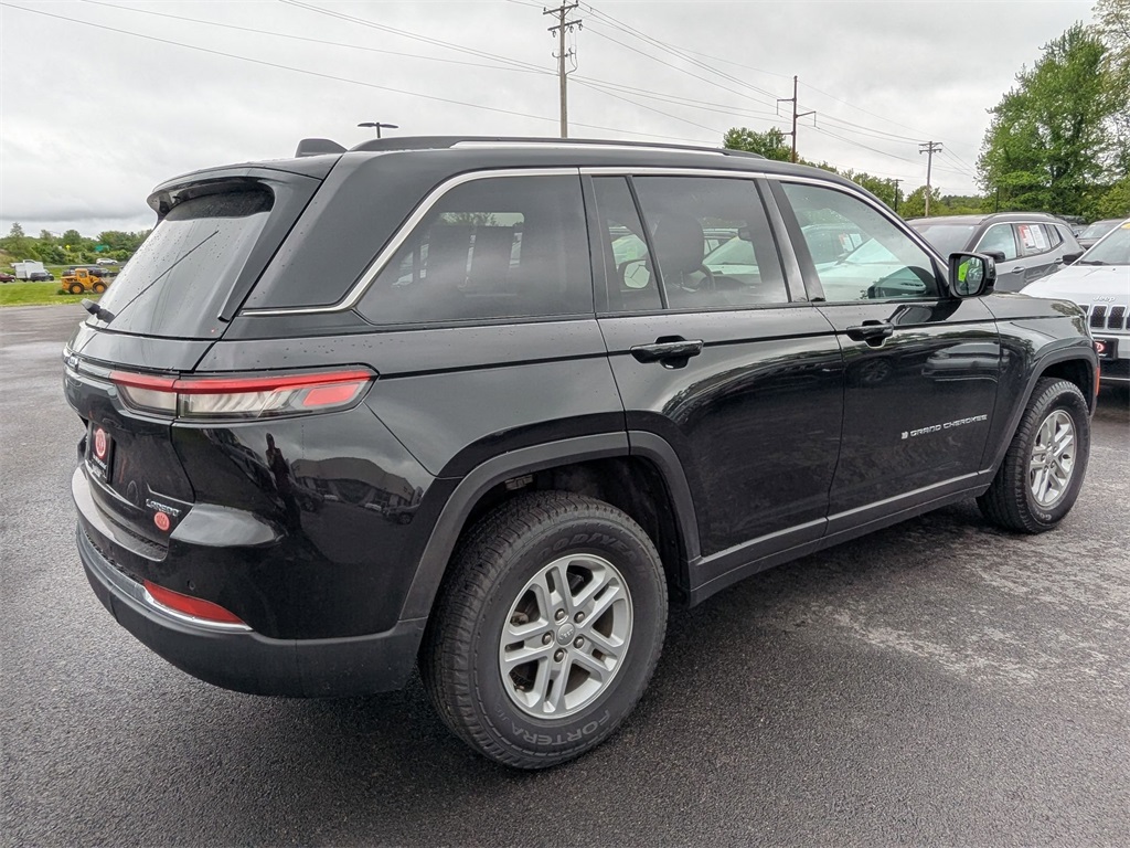 2022 Jeep Grand Cherokee Laredo photo 2
