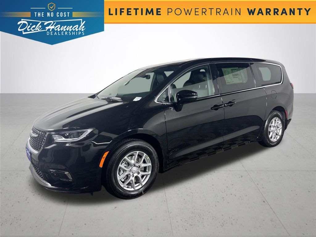 2026 Chrysler Pacifica Select's photo