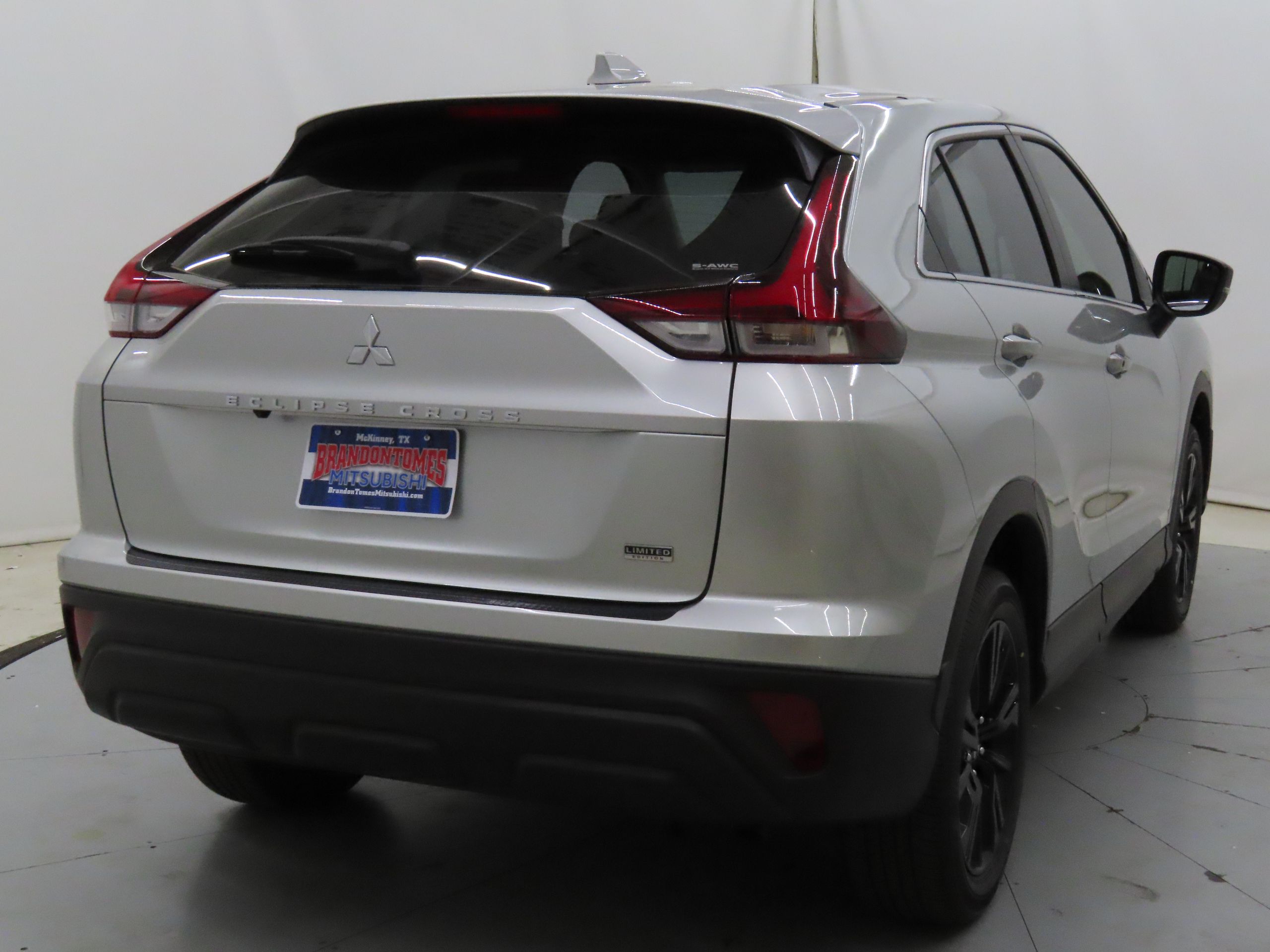 2025 Mitsubishi Eclipse Cross LE photo 3