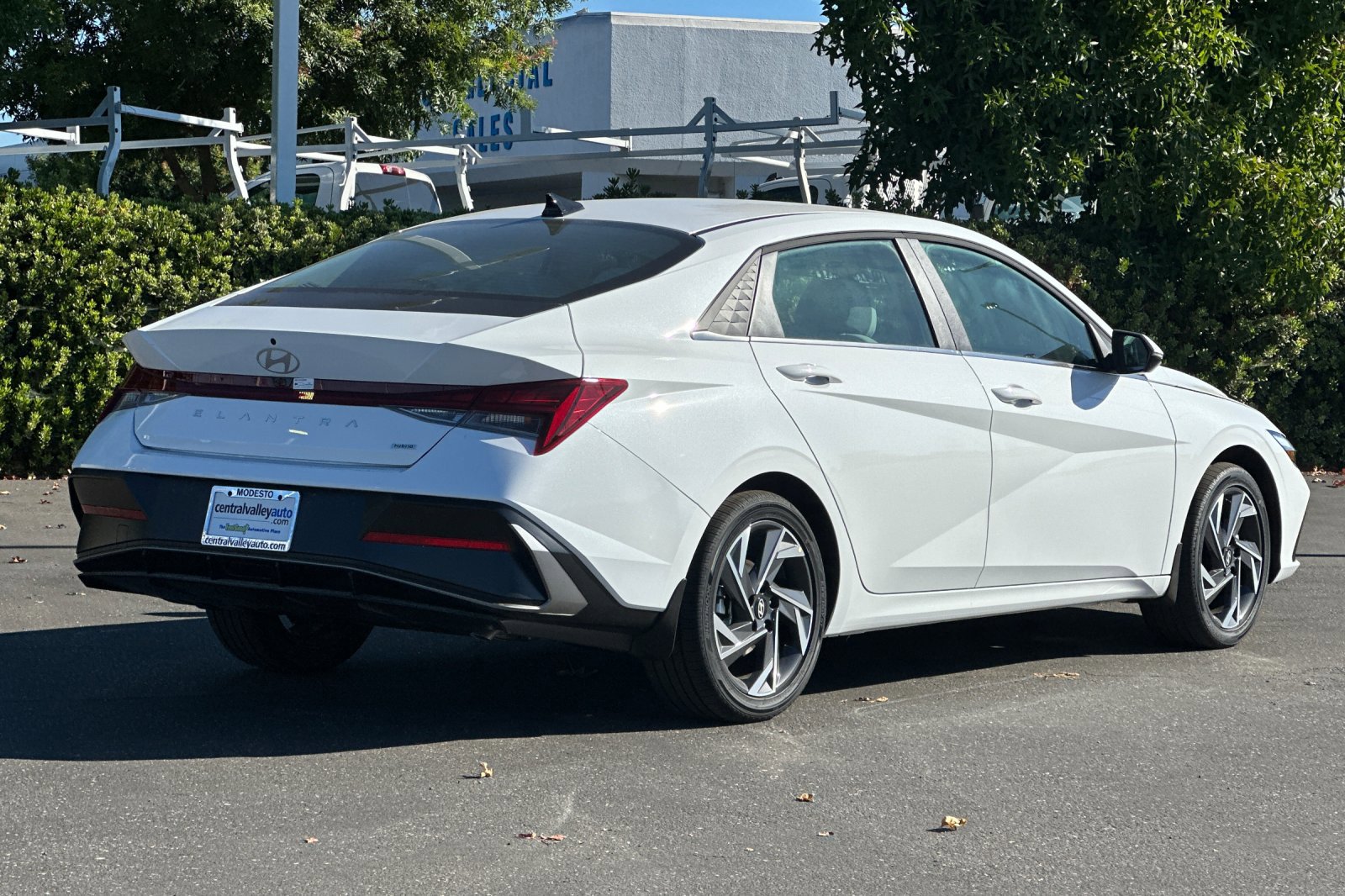 2025 Hyundai Elantra Hybrid Limited photo 3