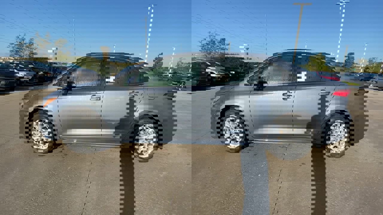 2025 Toyota Corolla LE photo 5