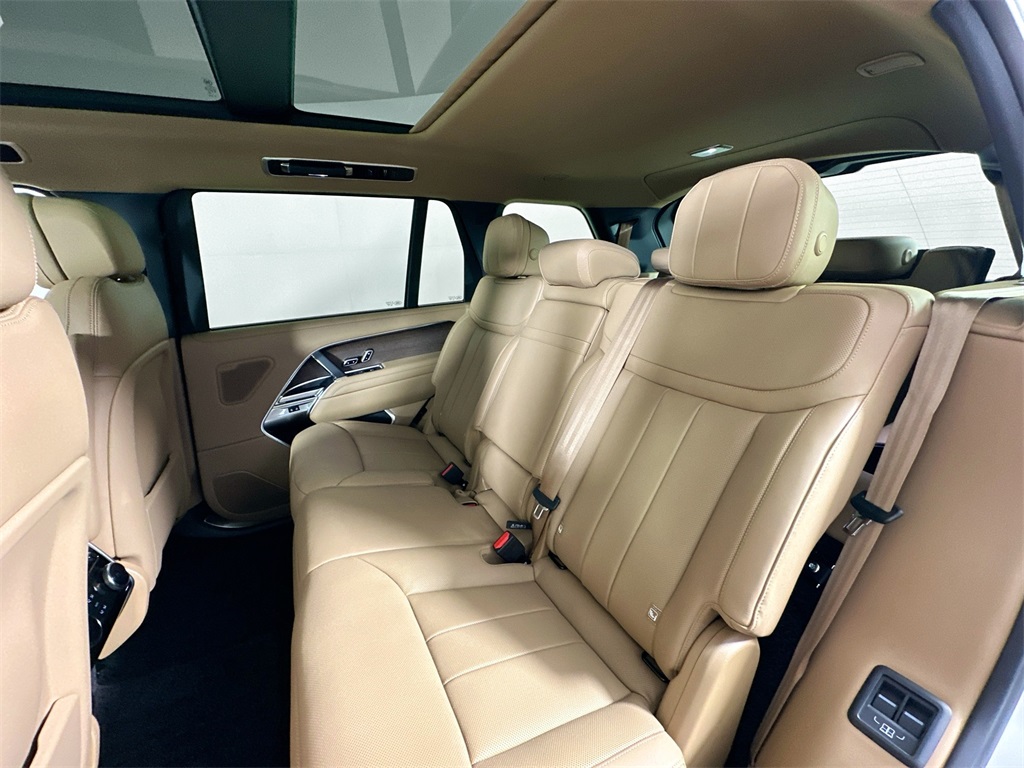 2025 Land Rover Range Rover SE photo 18