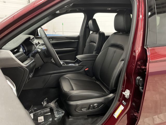 2025 Jeep Grand Cherokee Limited photo 3