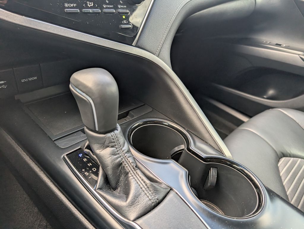 2018 Toyota Camry SE XLE photo 16
