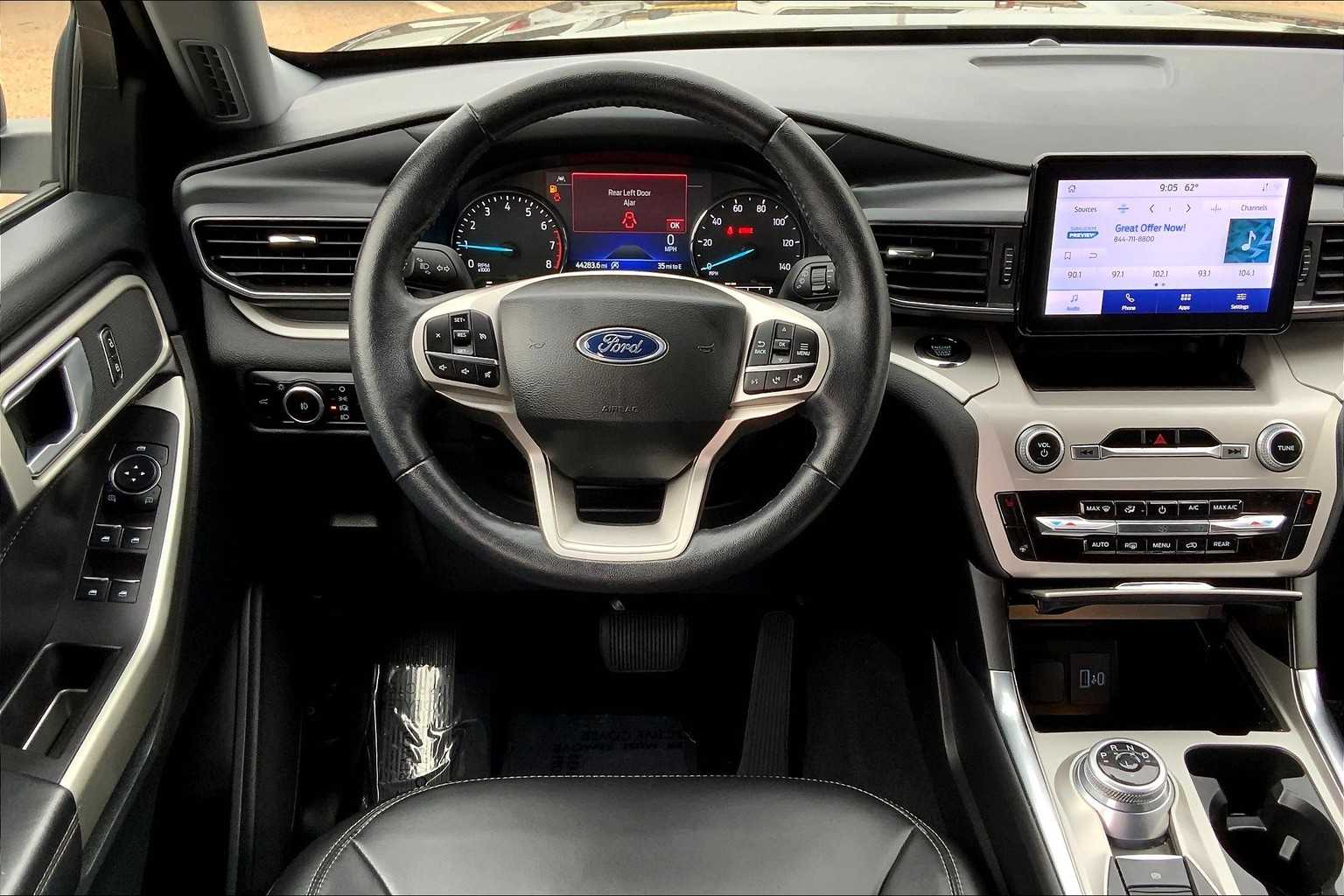 2023 Ford Explorer XLT photo 4