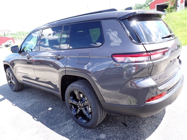 2025 Jeep Grand Cherokee Limited photo 2