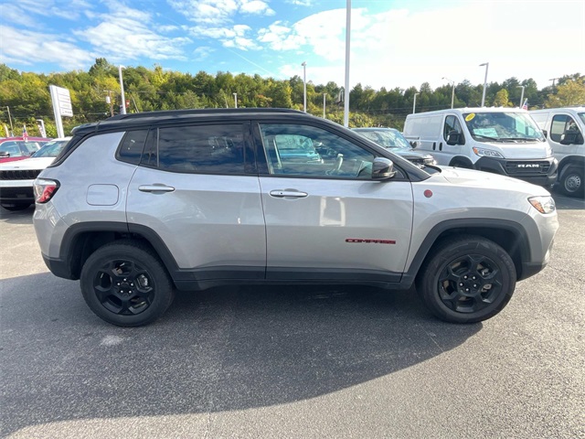 2024 Jeep Compass Trailhawk photo 2