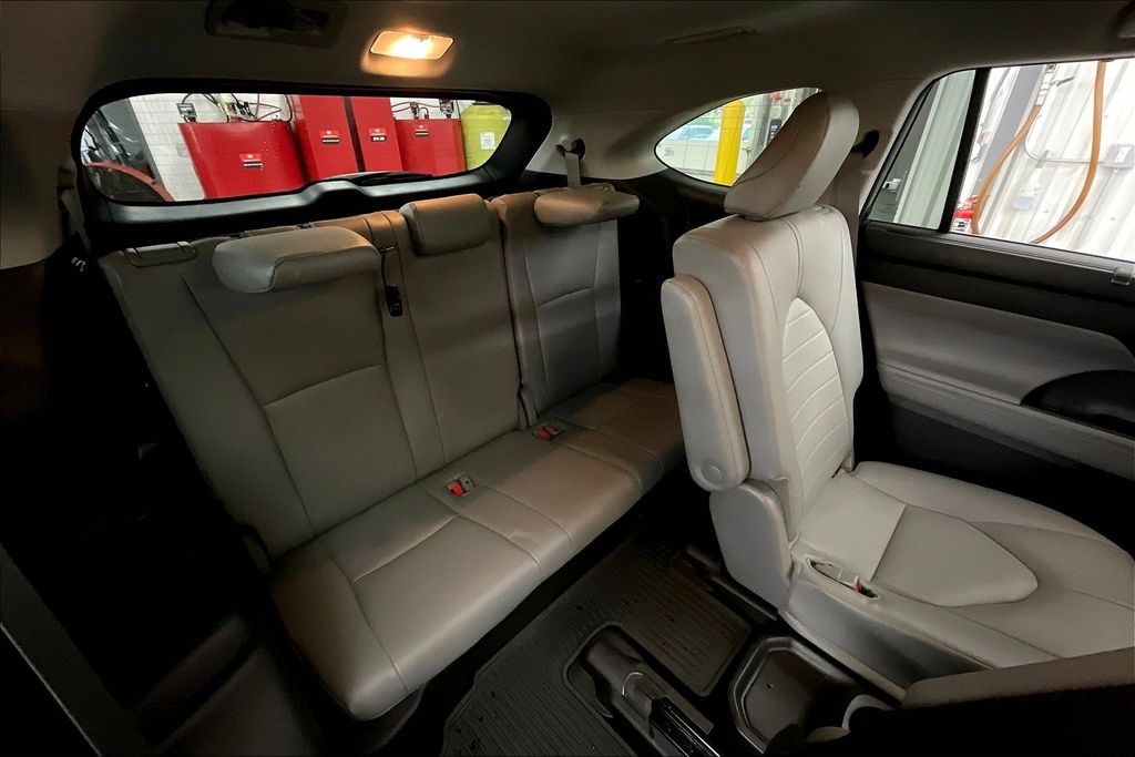 2022 Toyota Highlander Hybrid XLE photo 26