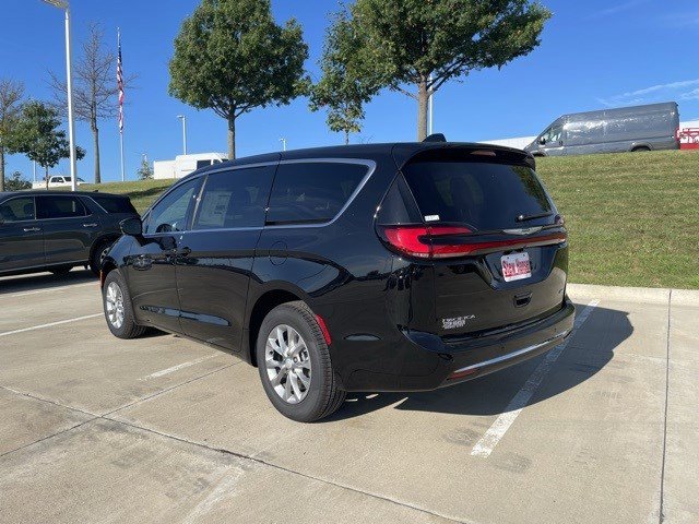 2026 Chrysler Pacifica photo 3