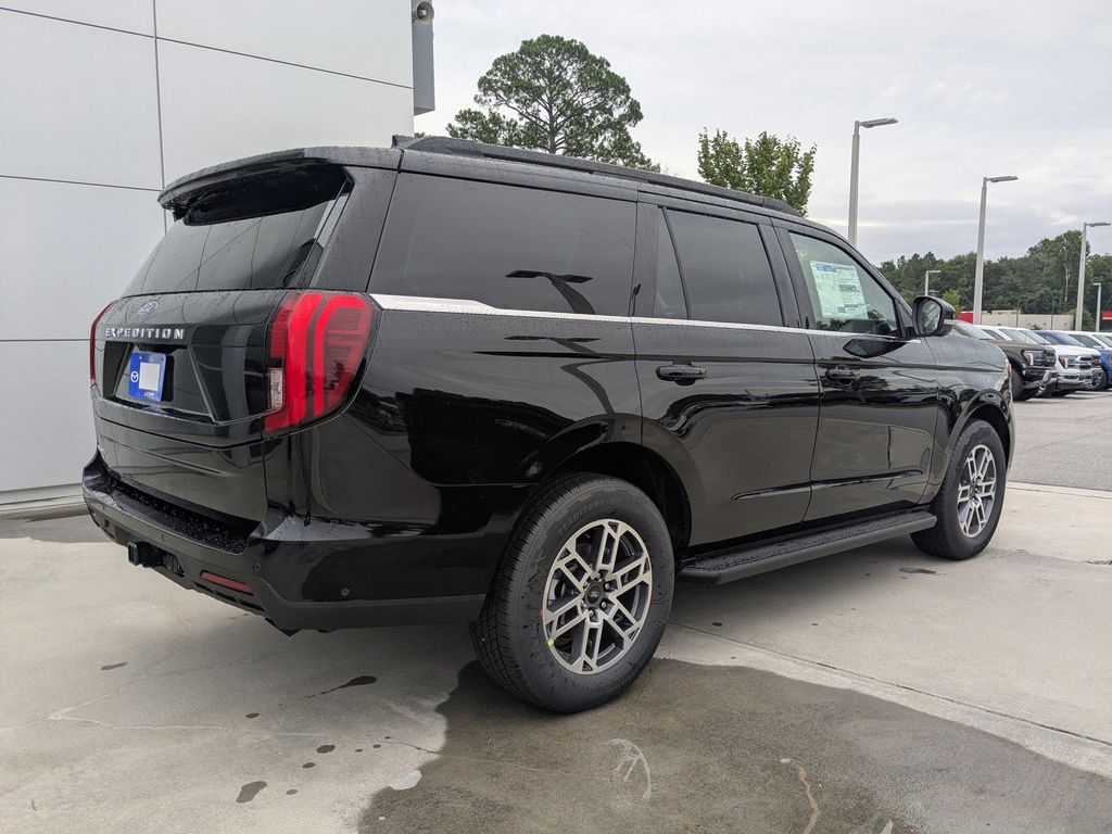 2025 Ford Expedition photo 3