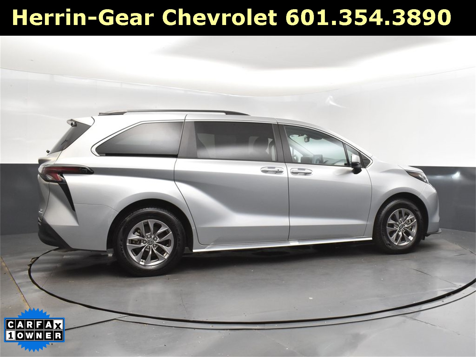 2023 Toyota Sienna XLE photo 7