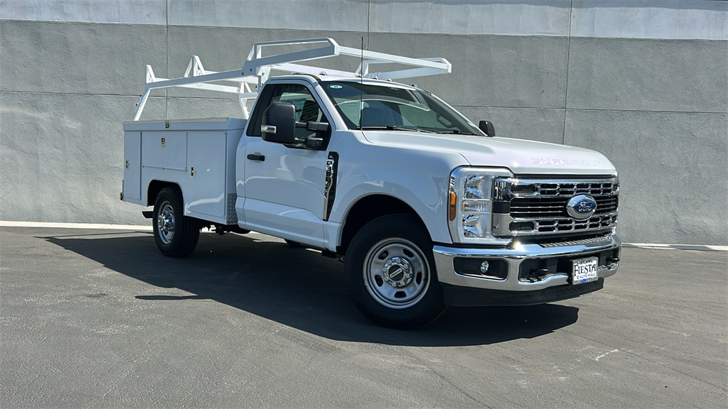 2025 Ford F-350 Super Duty Chassis Cab XL's photo