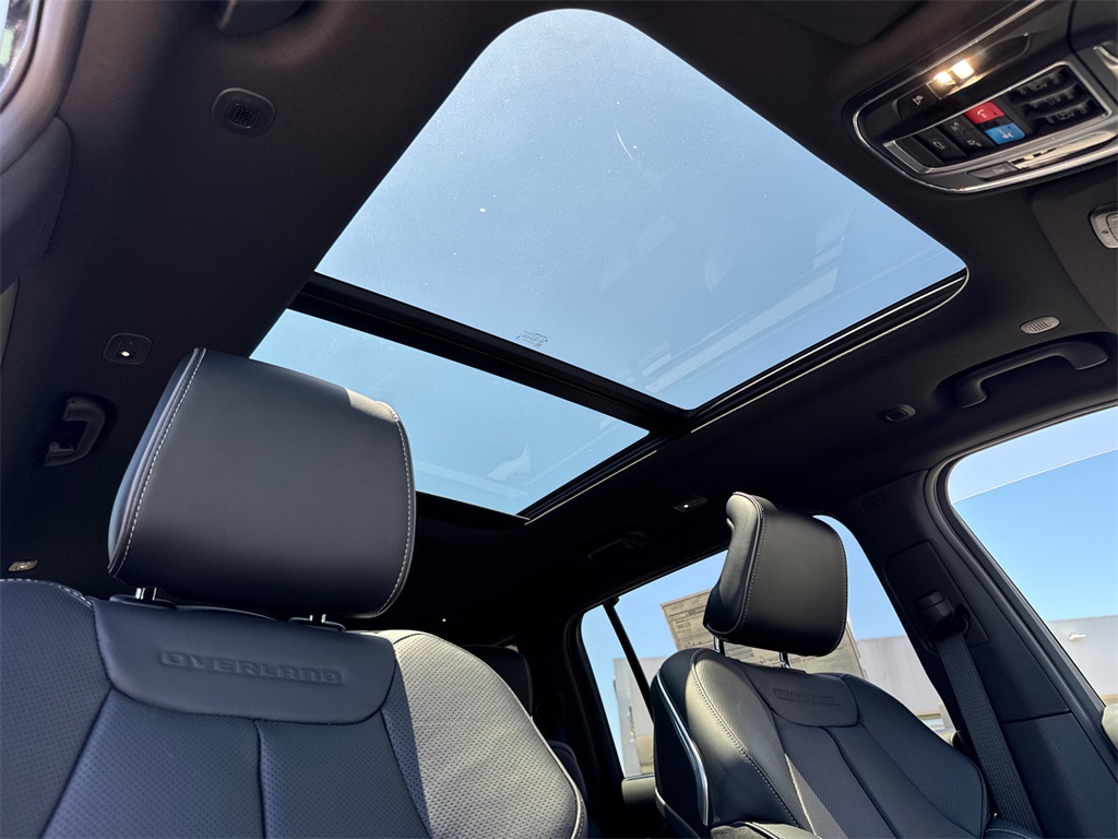2025 Jeep Grand Cherokee Overland photo 13