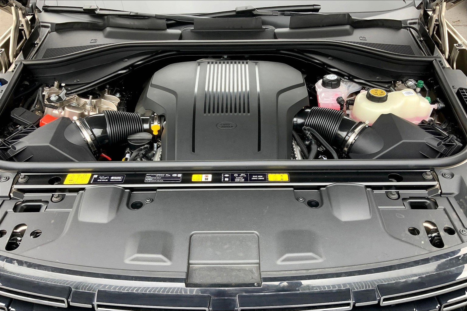 2025 Land Rover Range Rover SE photo 6