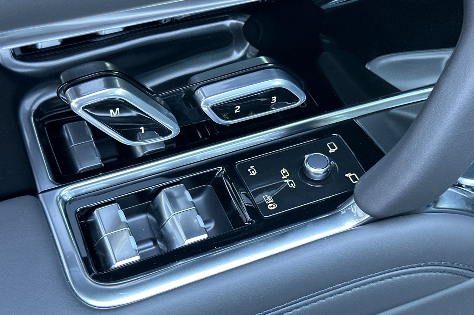 2025 Land Rover Range Rover SE photo 11