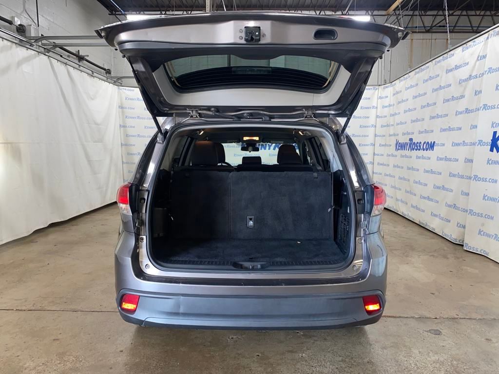 2018 Toyota Highlander LE photo 13