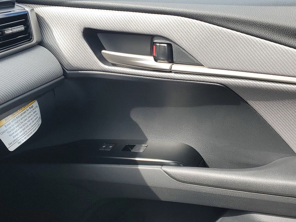 2025 Toyota Camry SE photo 23