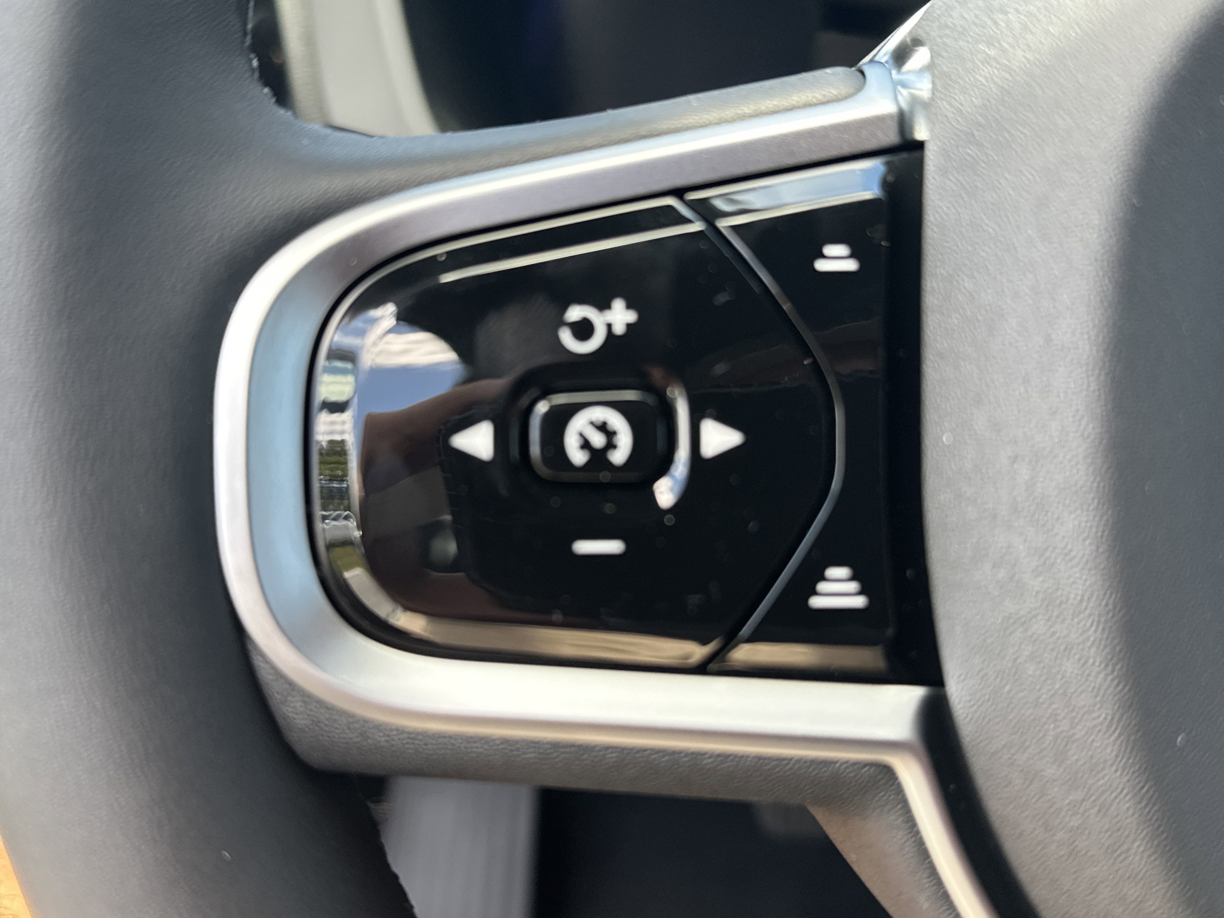 2026 Volvo XC60 B5 Plus photo 8